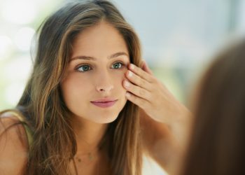 Jak poprawić wygląd skóry twarzy na wiosnę? Najlepsze zabiegi medycyny estetycznej