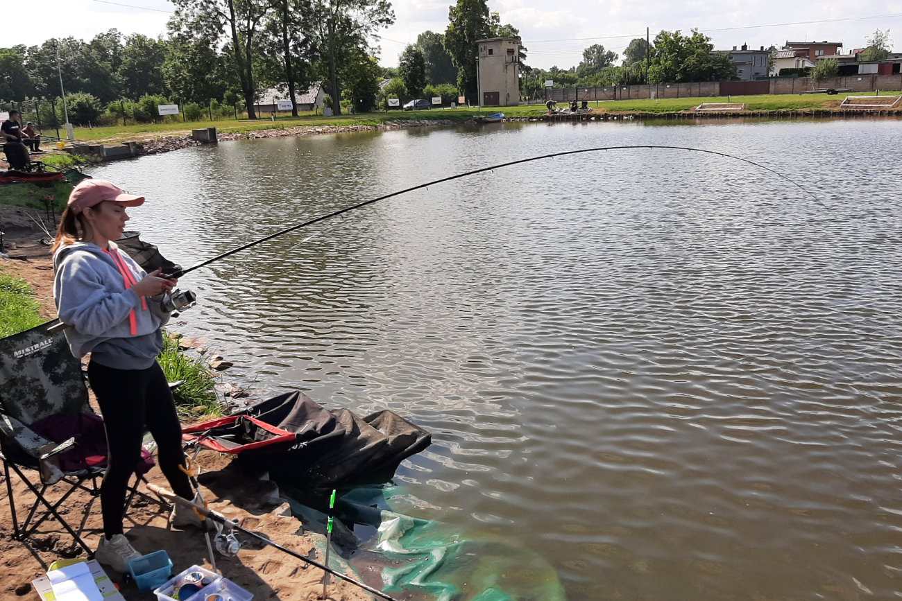 Łowili duże ryby. Kolejne zawody Mostostalu ZDJĘCIA