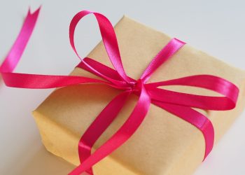 Jakim prezentem zaskoczyć kobietę?