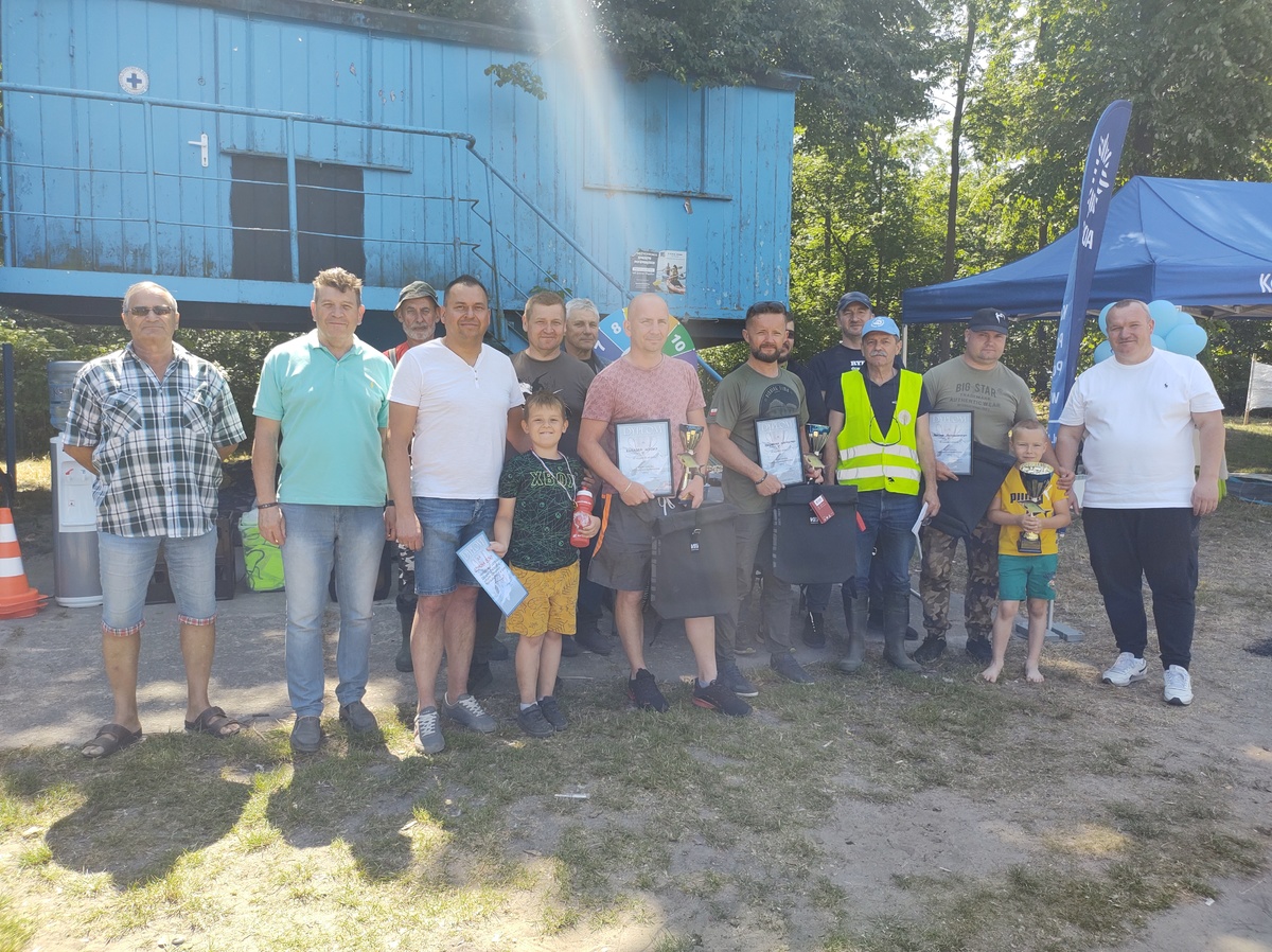 Policyjne świętowanie nad jeziorem