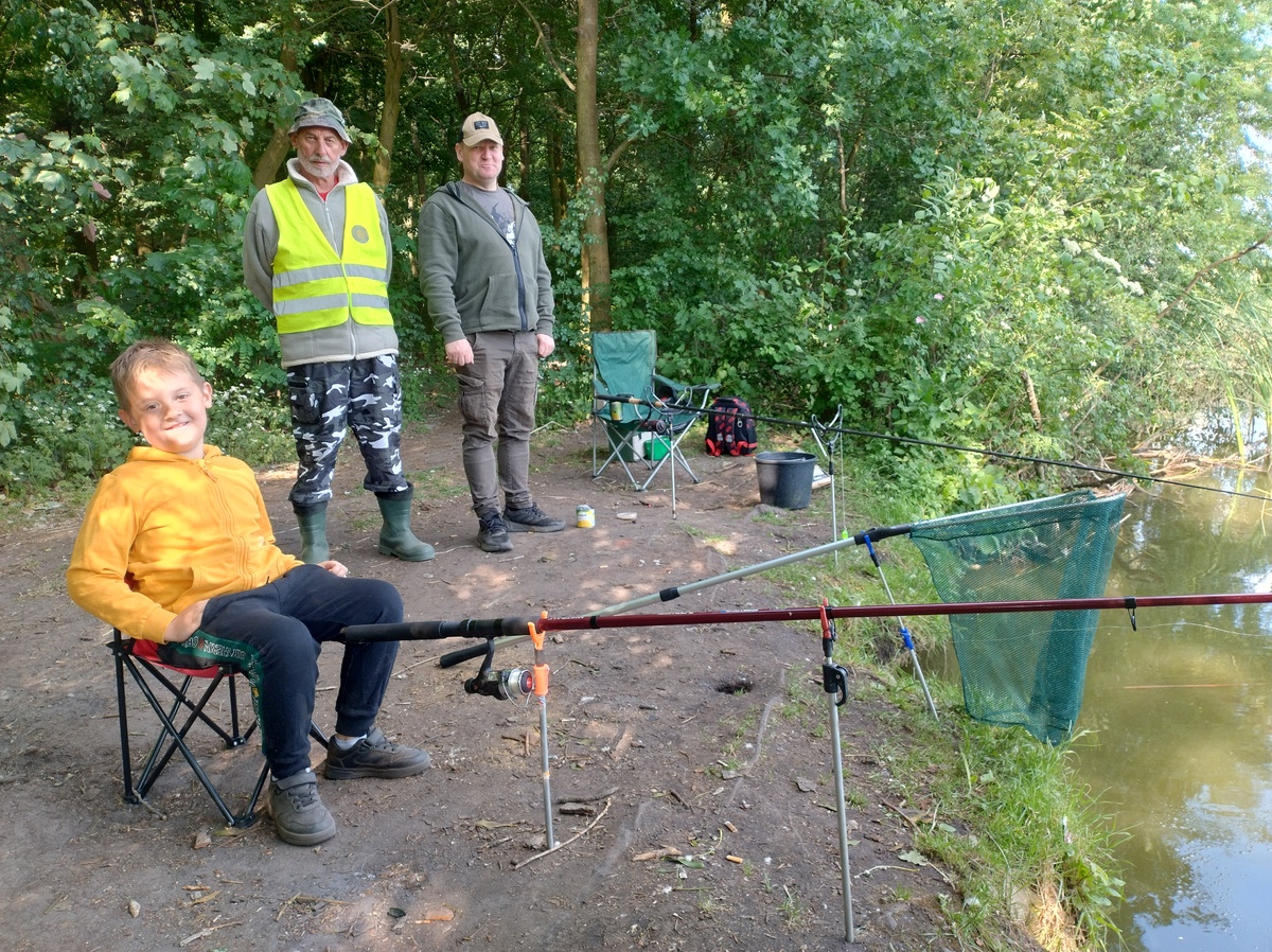 Policyjne świętowanie nad jeziorem