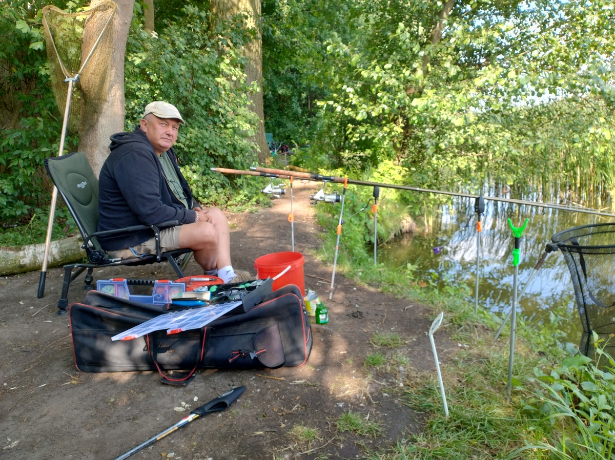 Policyjne świętowanie nad jeziorem