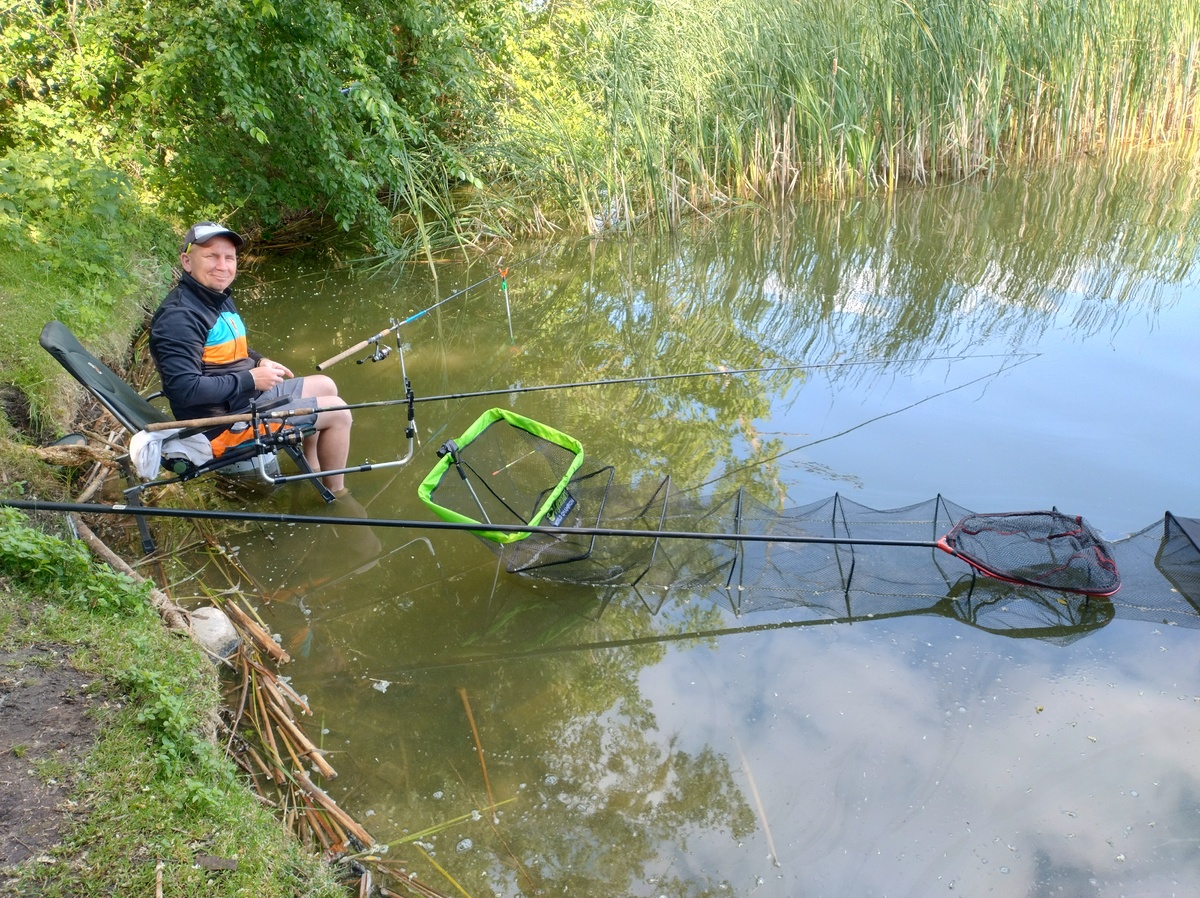 Policyjne świętowanie nad jeziorem
