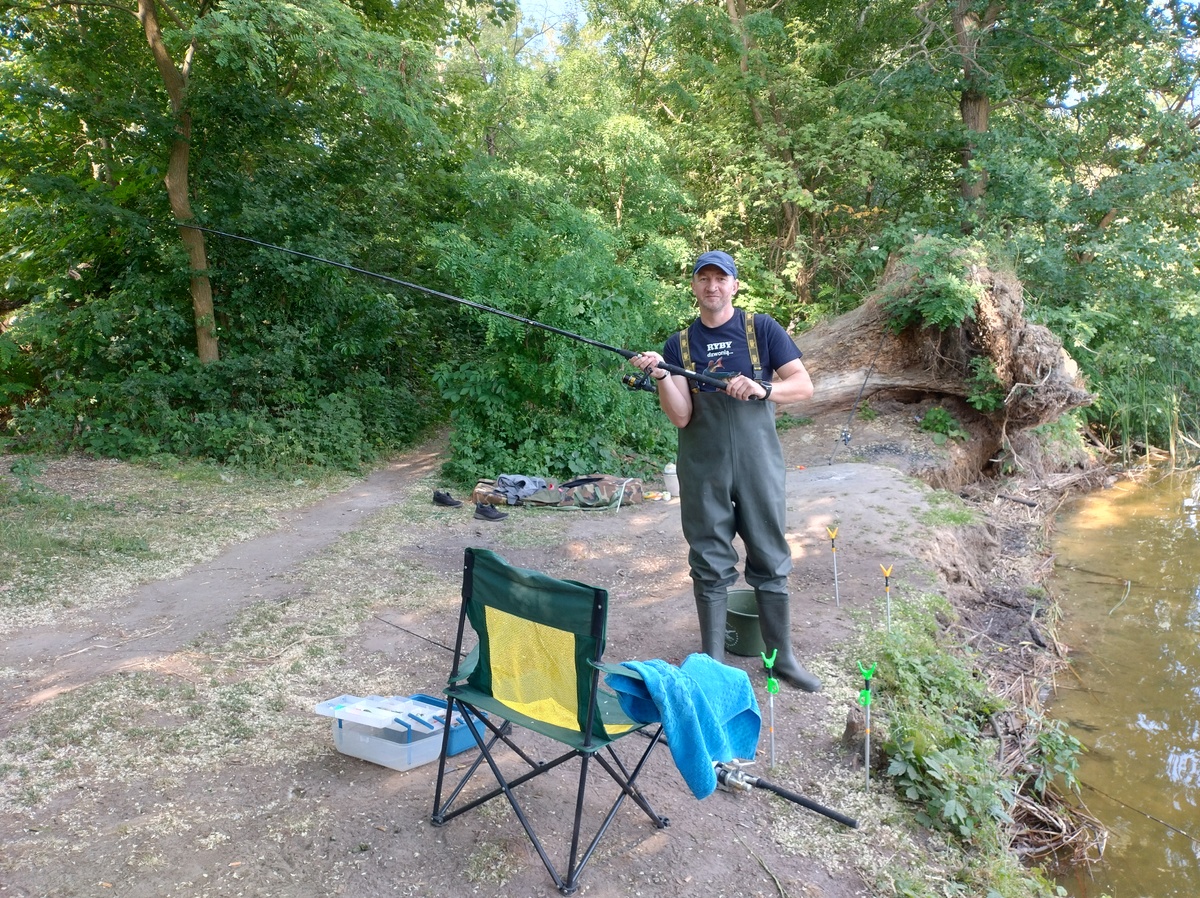 Policyjne świętowanie nad jeziorem