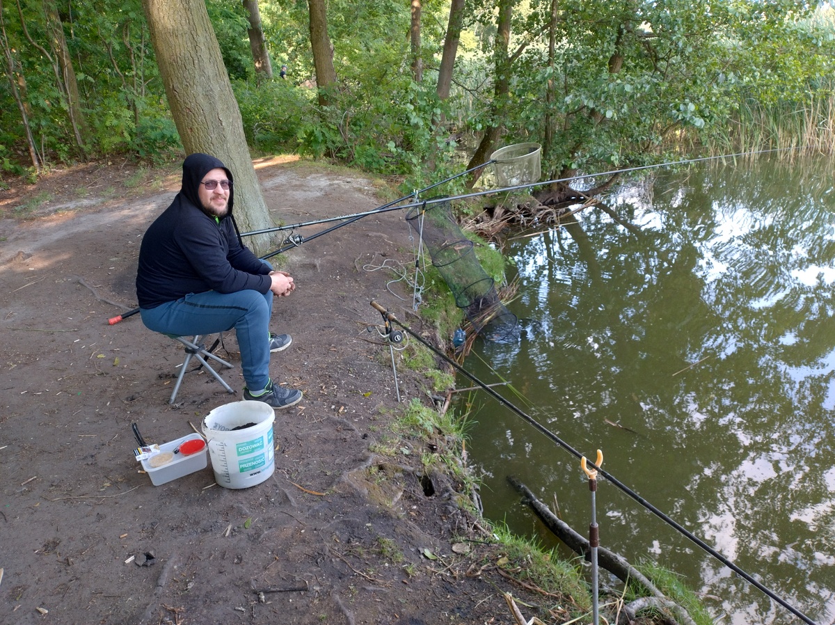 Policyjne świętowanie nad jeziorem
