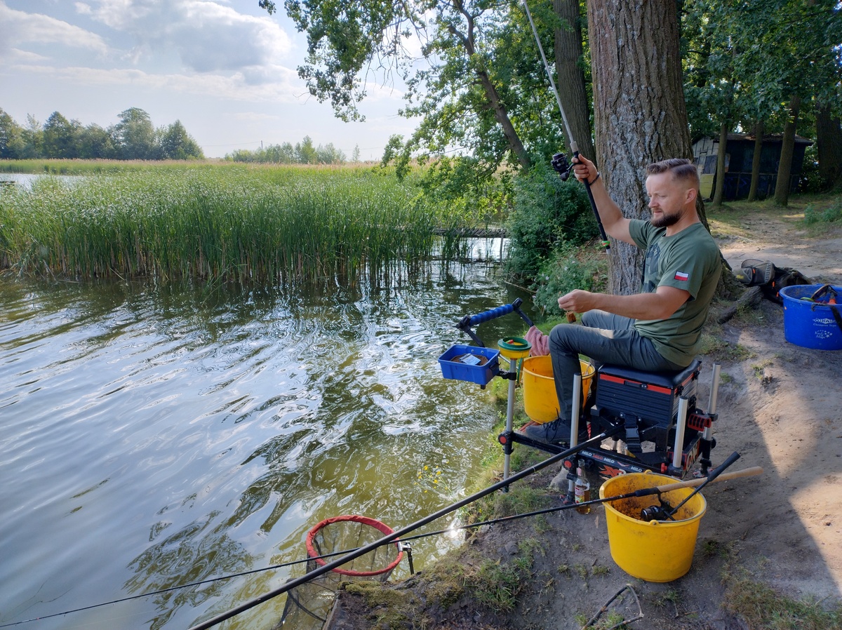 Policyjne świętowanie nad jeziorem