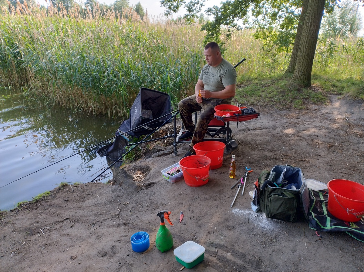 Policyjne świętowanie nad jeziorem