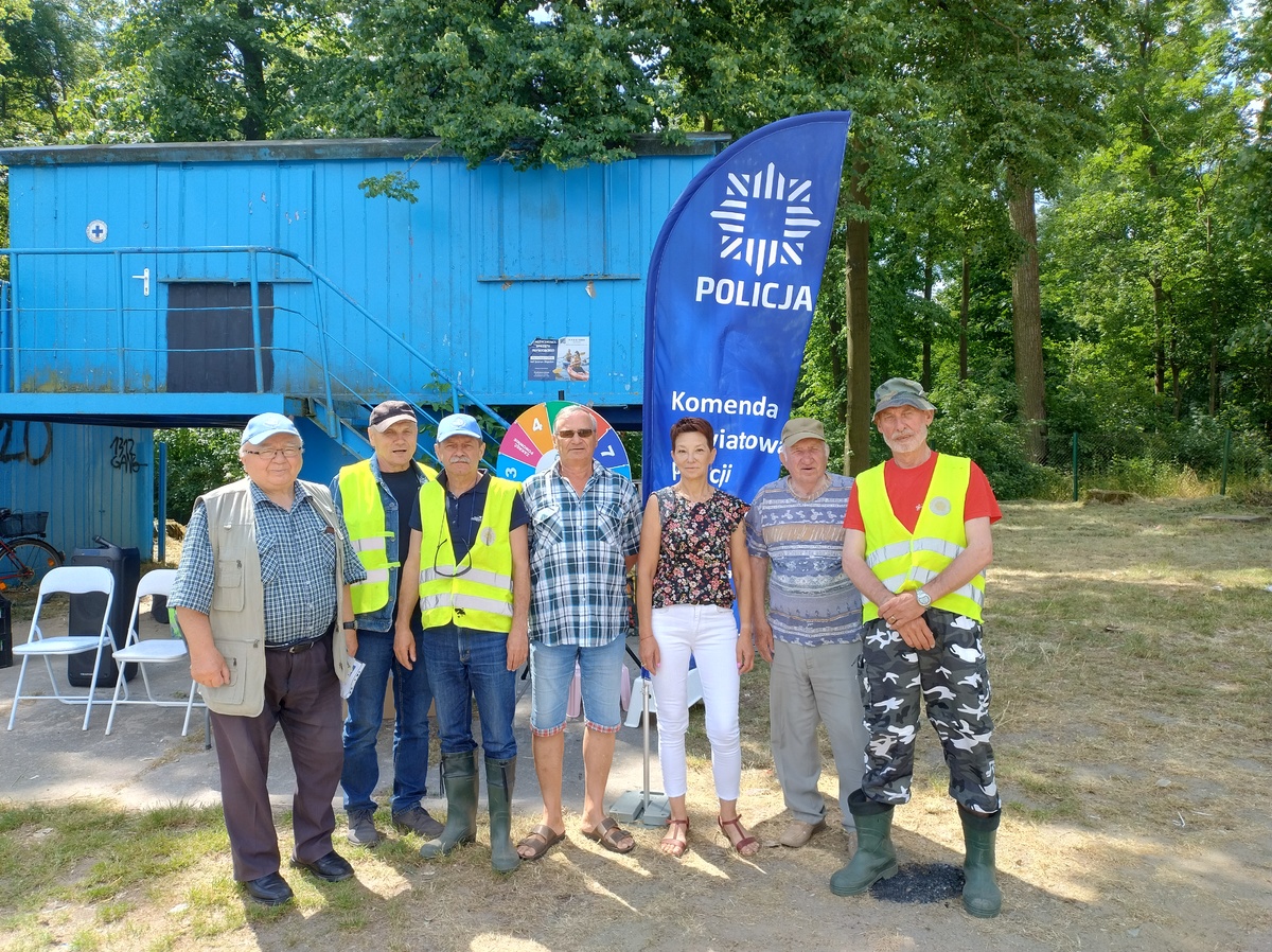 Policyjne świętowanie nad jeziorem