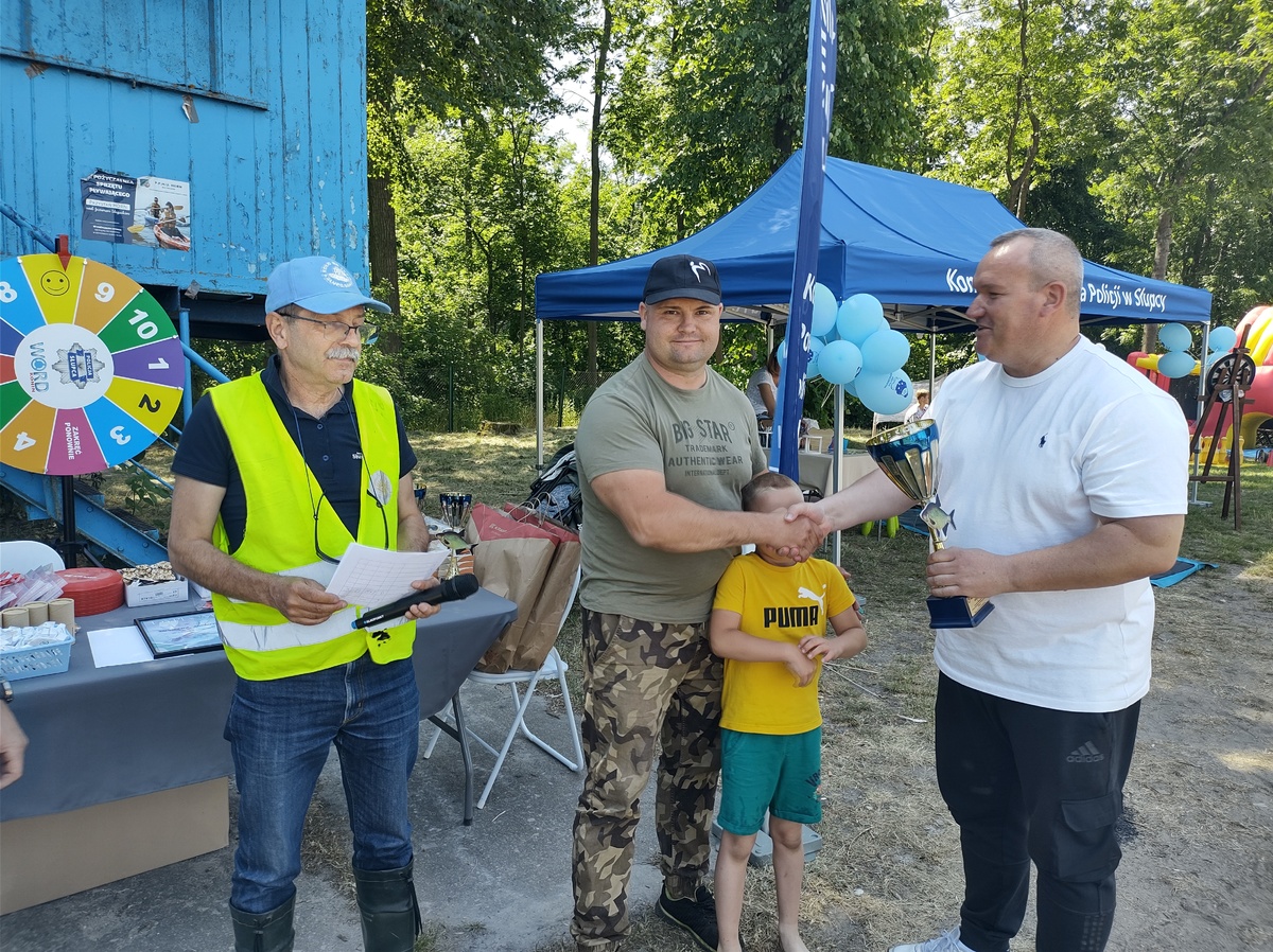 Policyjne świętowanie nad jeziorem