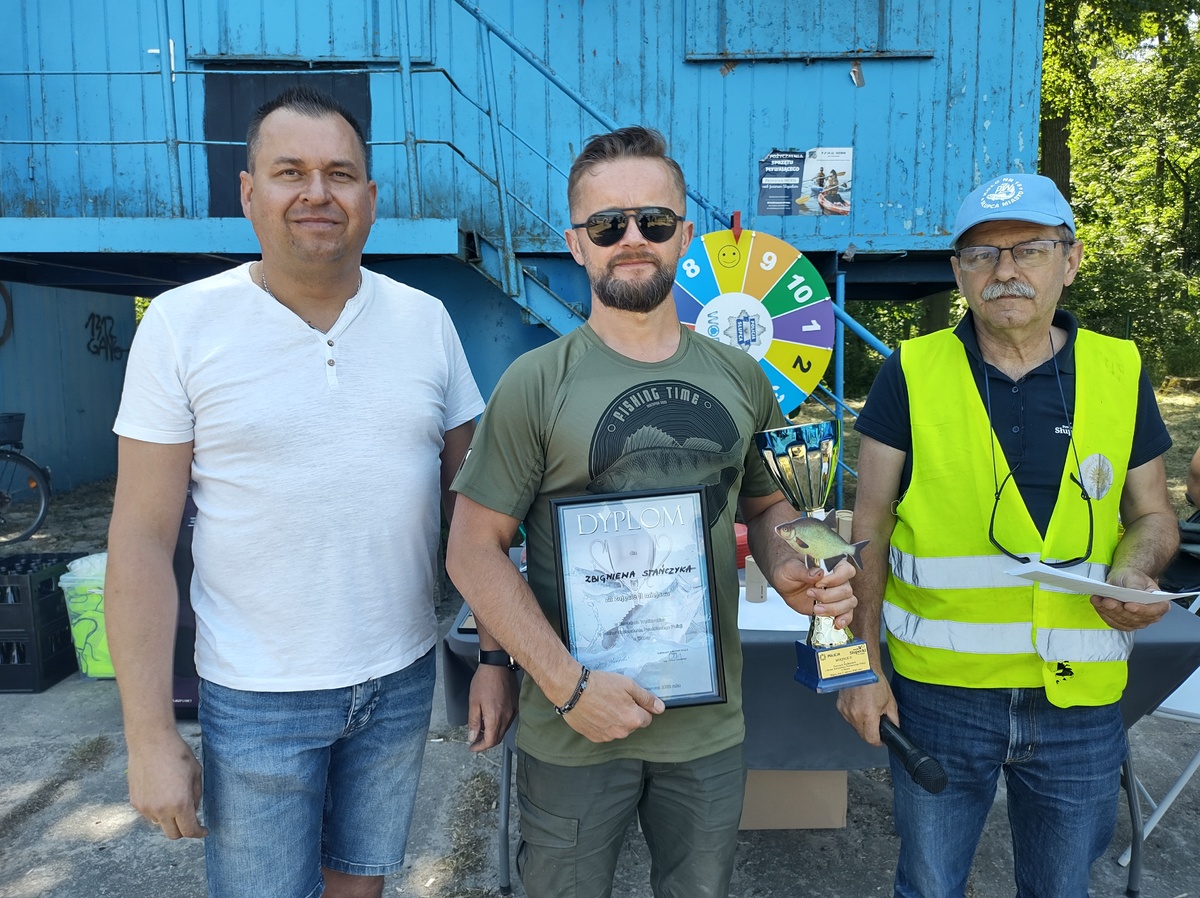 Policyjne świętowanie nad jeziorem