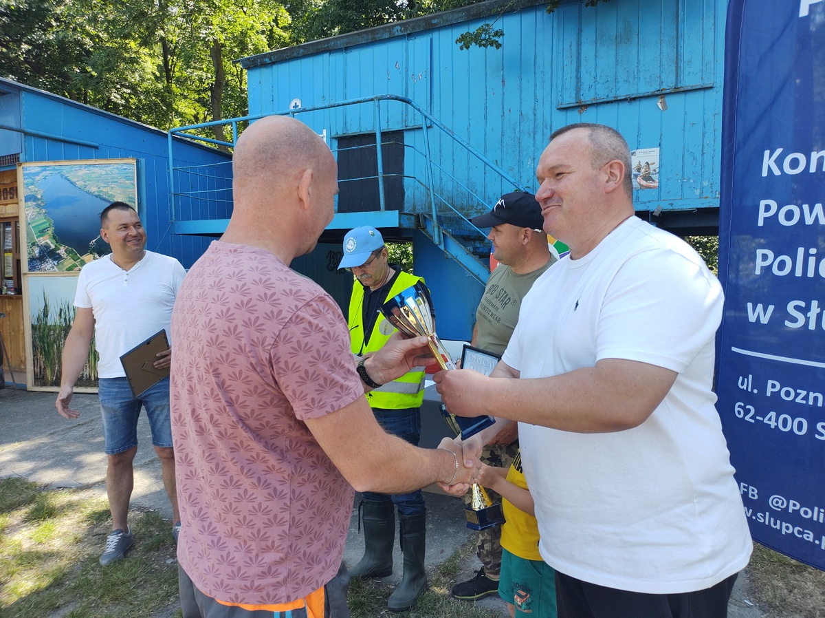 Policyjne świętowanie nad jeziorem