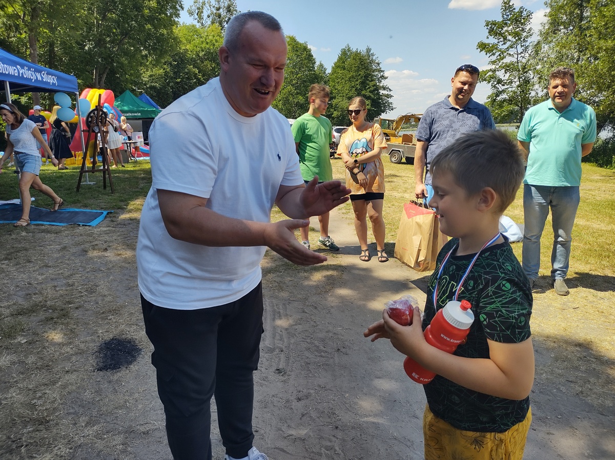 Policyjne świętowanie nad jeziorem