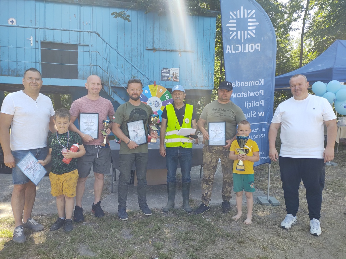 Policyjne świętowanie nad jeziorem