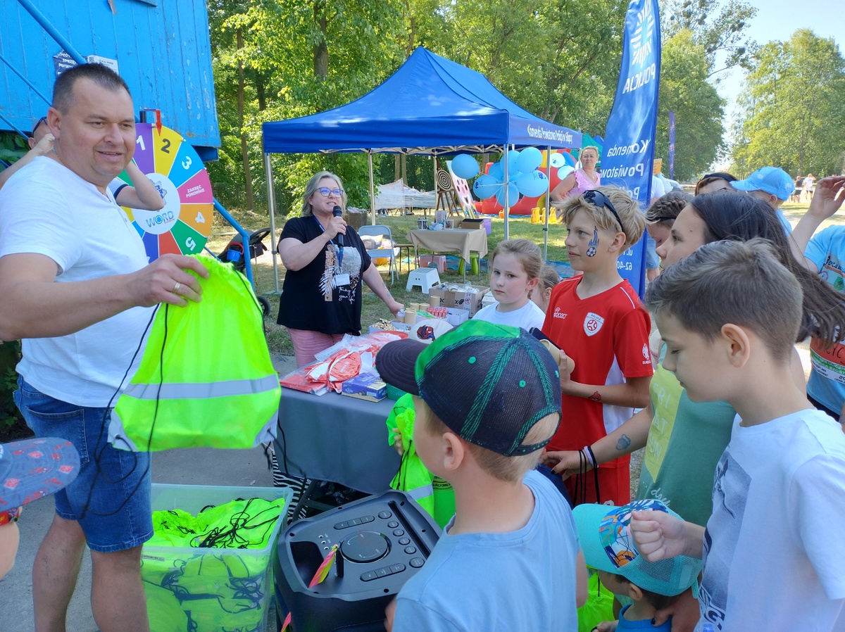 Policyjne świętowanie nad jeziorem