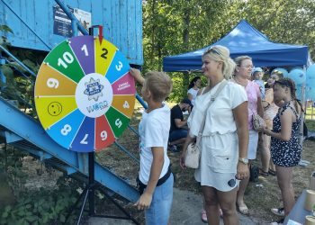 Policyjne świętowanie nad jeziorem