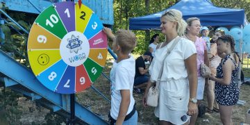 Policyjne świętowanie nad jeziorem