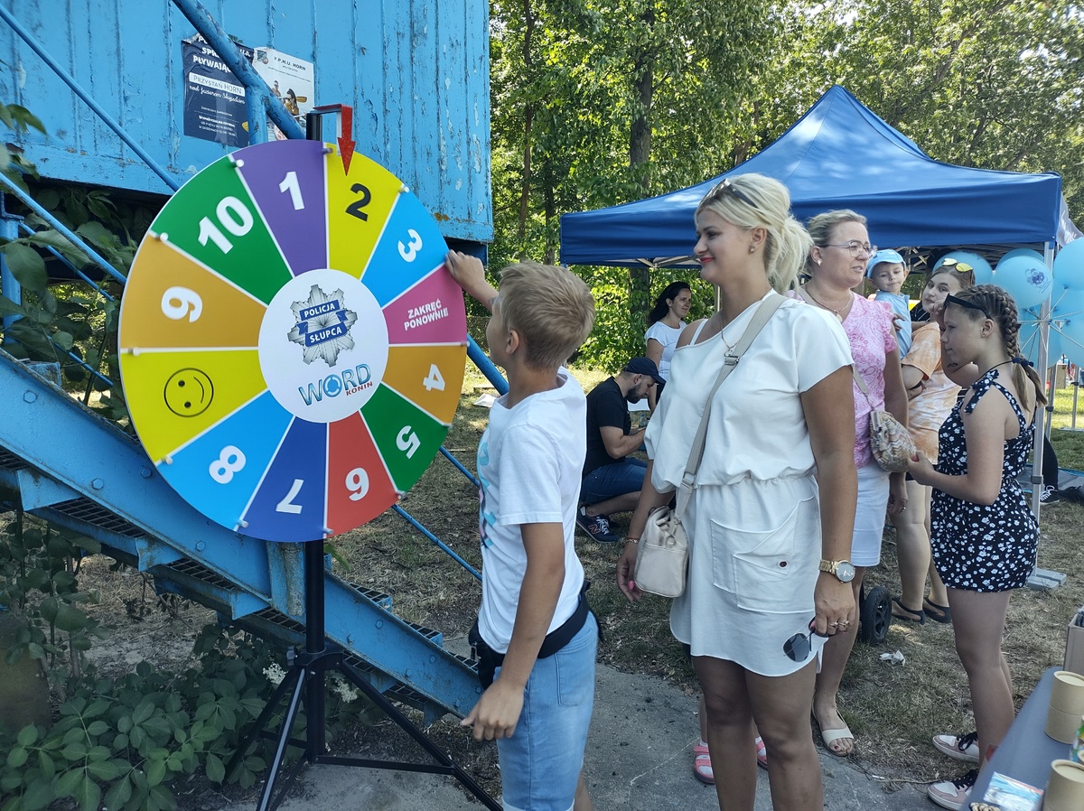 Policyjne świętowanie nad jeziorem