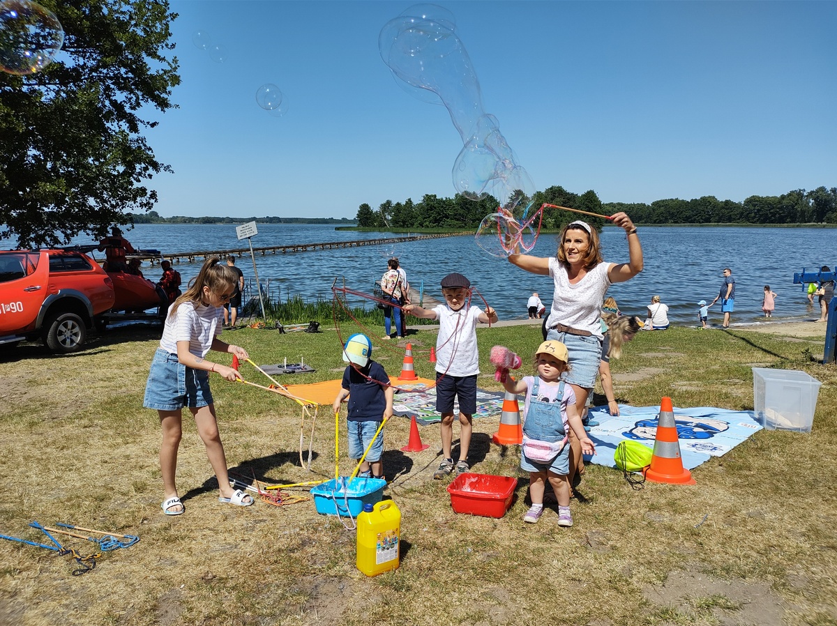 Policyjne świętowanie nad jeziorem