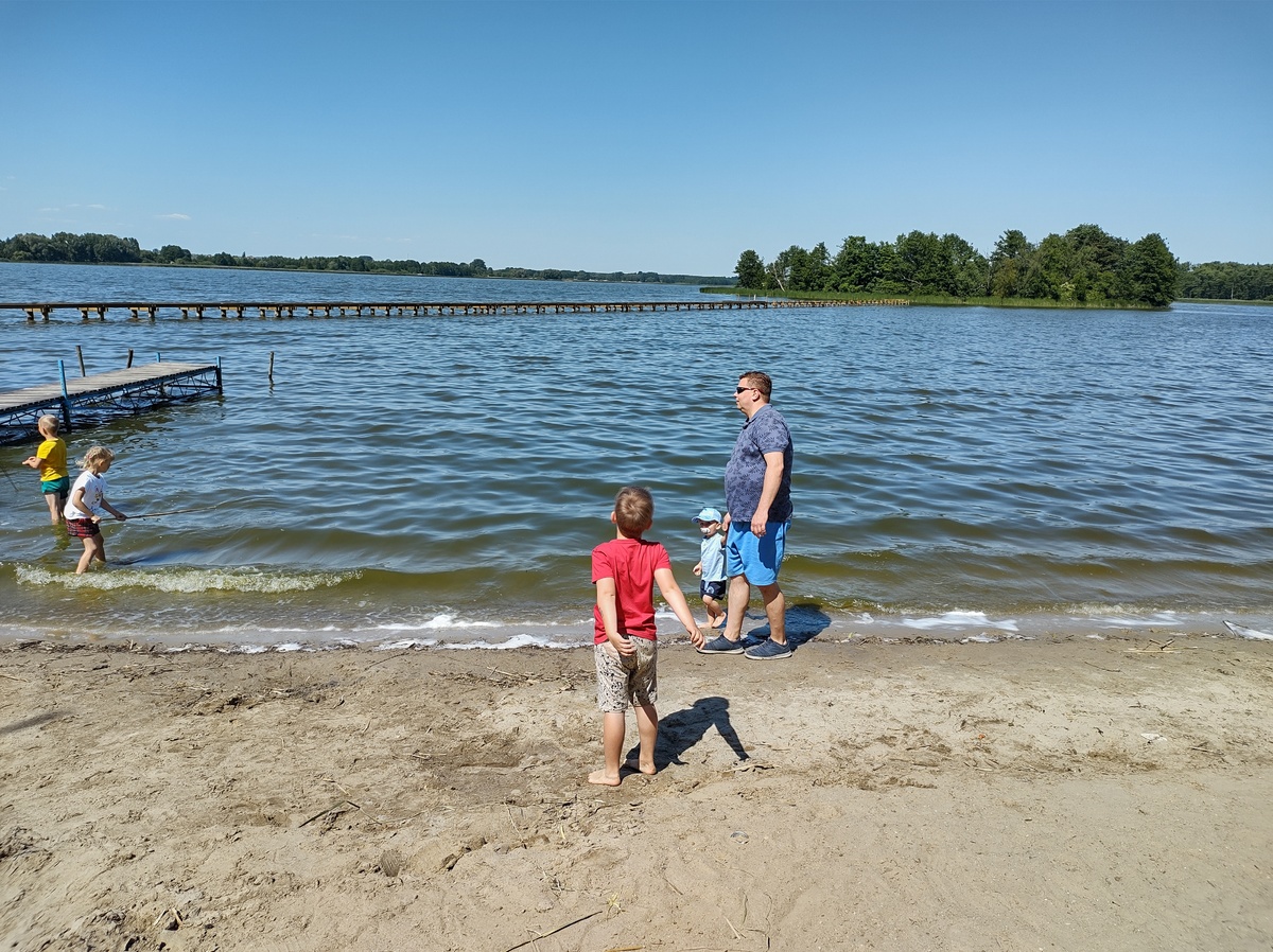 Policyjne świętowanie nad jeziorem