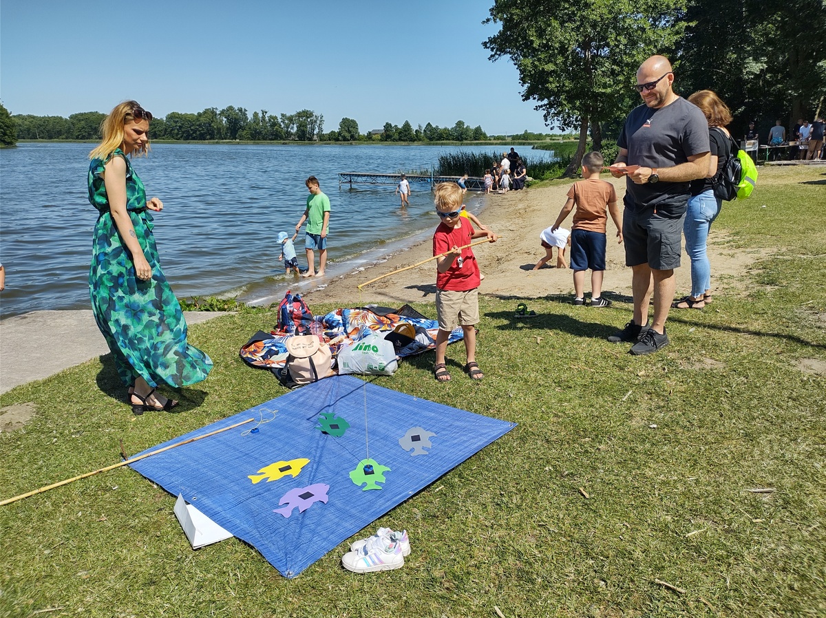 Policyjne świętowanie nad jeziorem