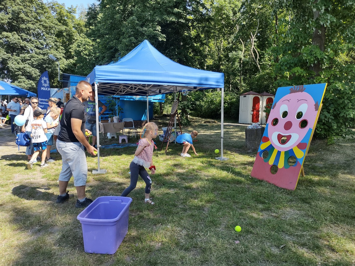 Policyjne świętowanie nad jeziorem