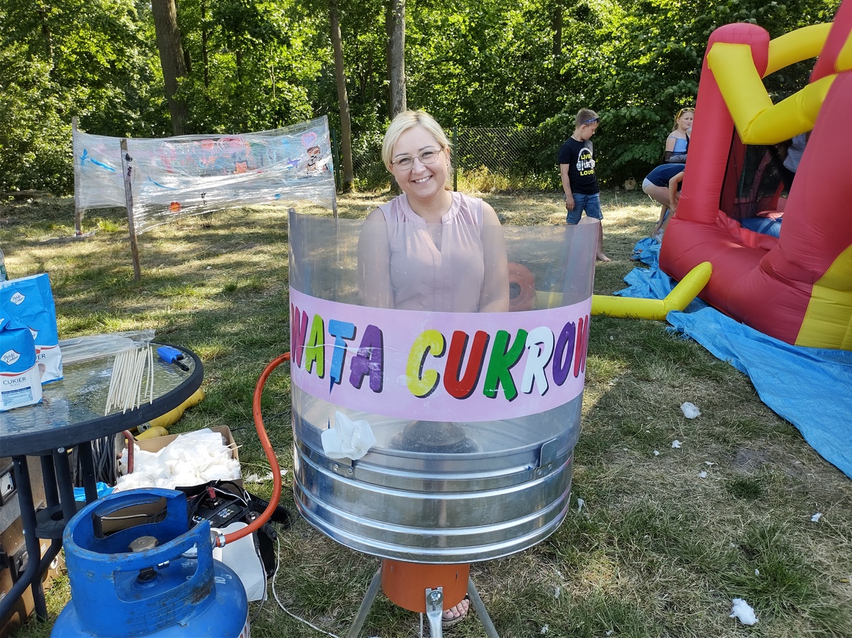 Policyjne świętowanie nad jeziorem