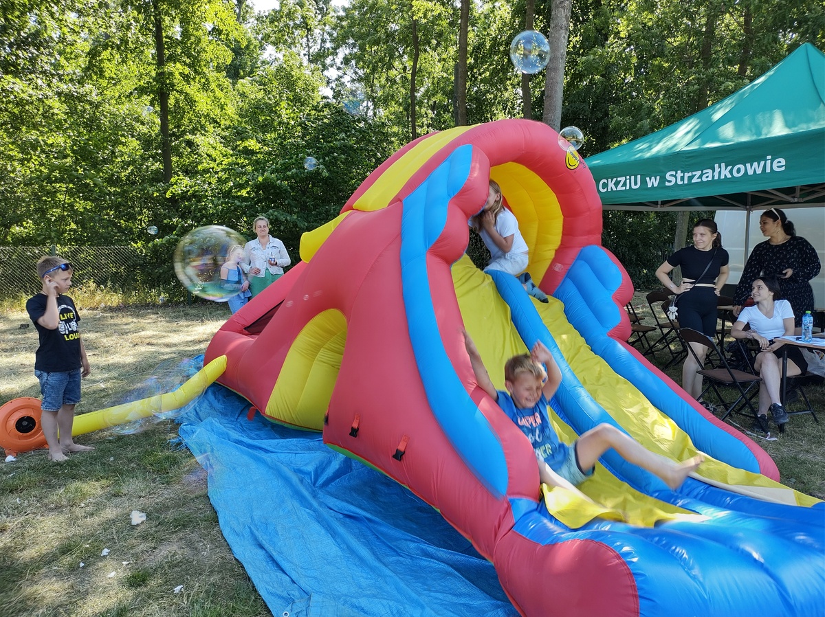 Policyjne świętowanie nad jeziorem