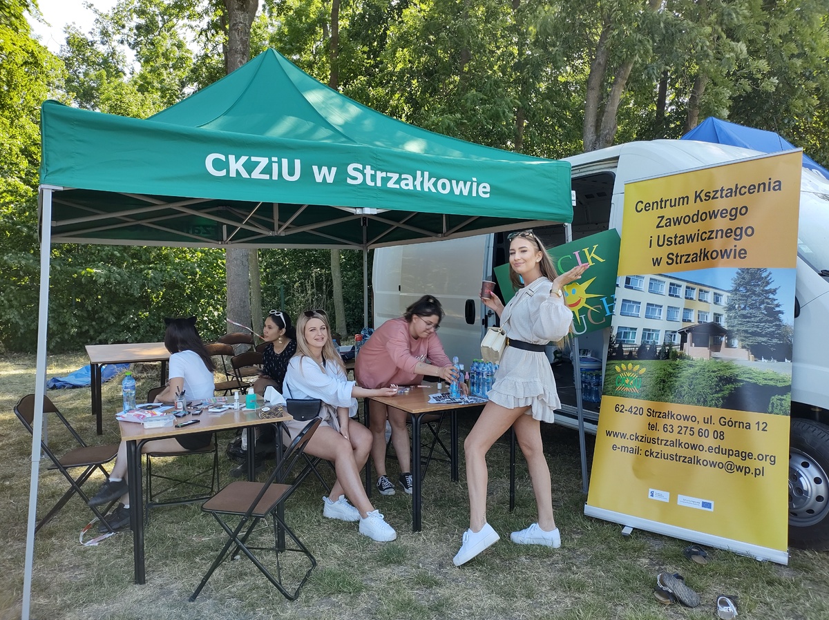 Policyjne świętowanie nad jeziorem