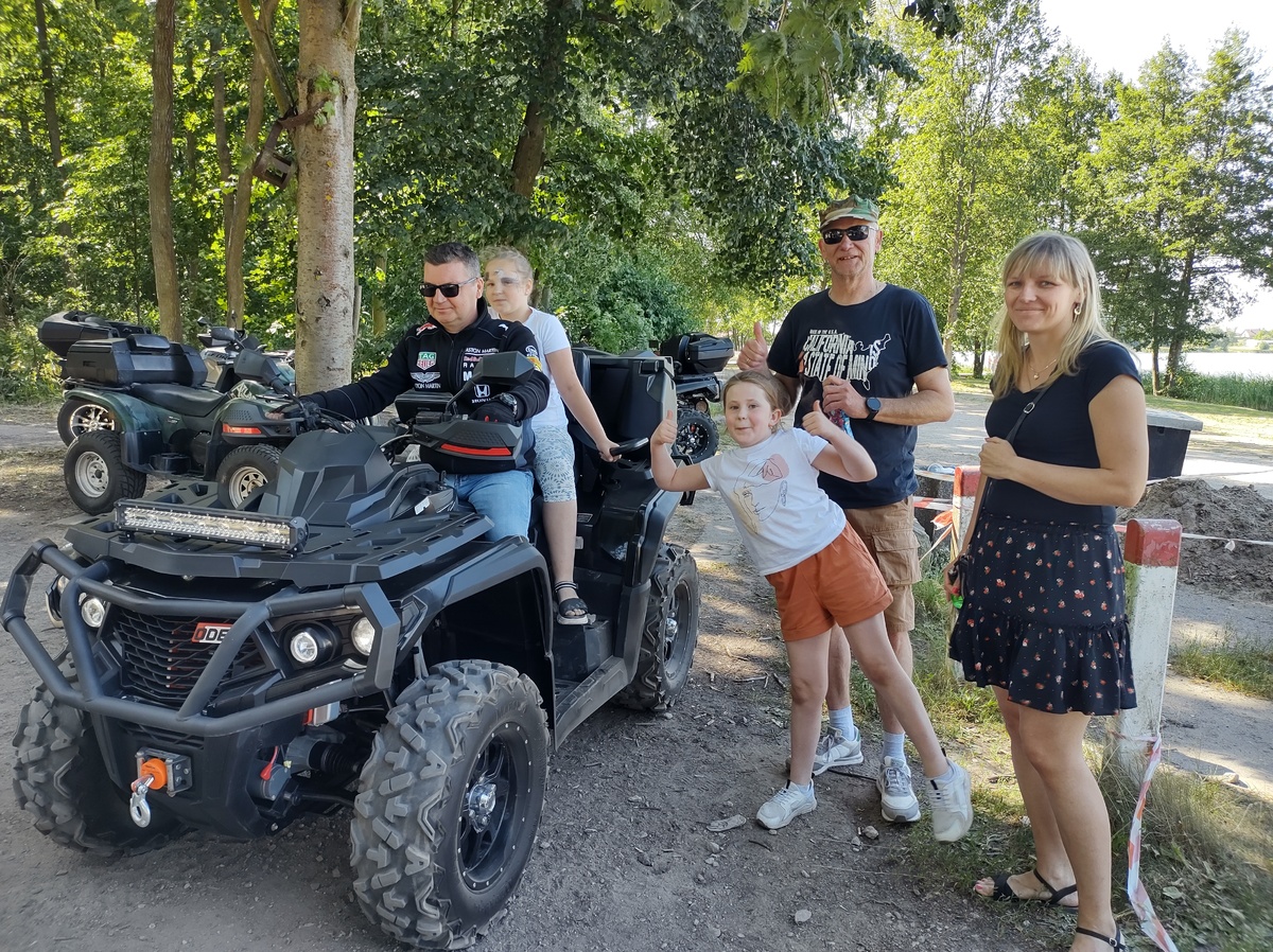 Policyjne świętowanie nad jeziorem