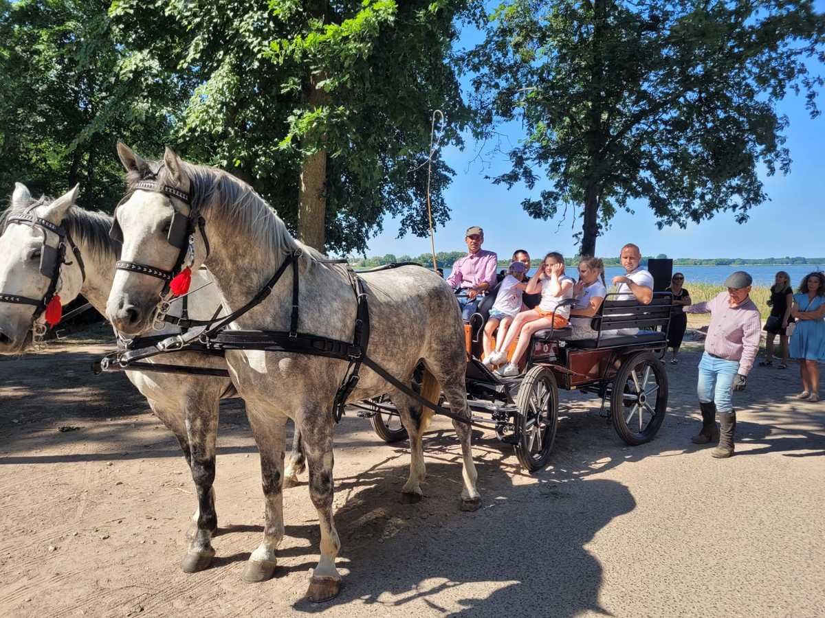 Policyjne świętowanie nad jeziorem