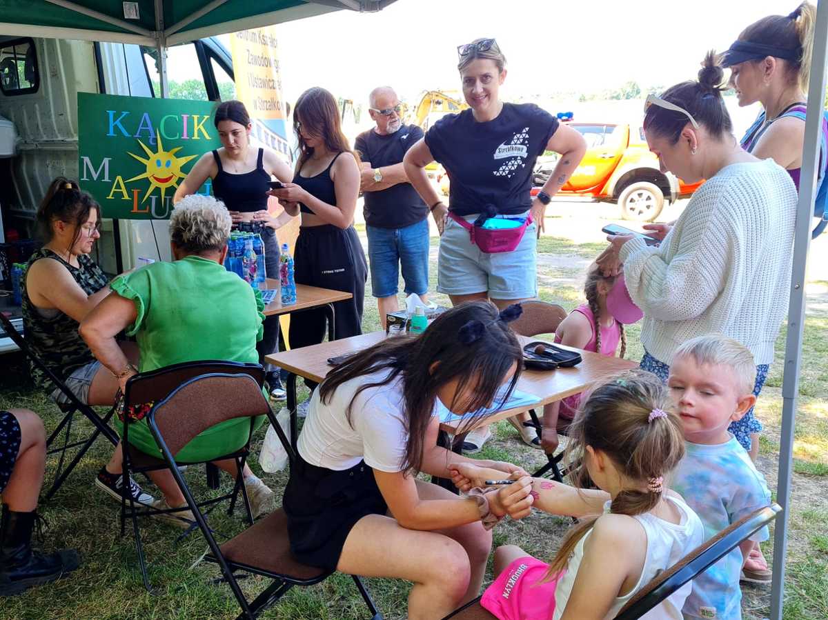 Policyjne świętowanie nad jeziorem