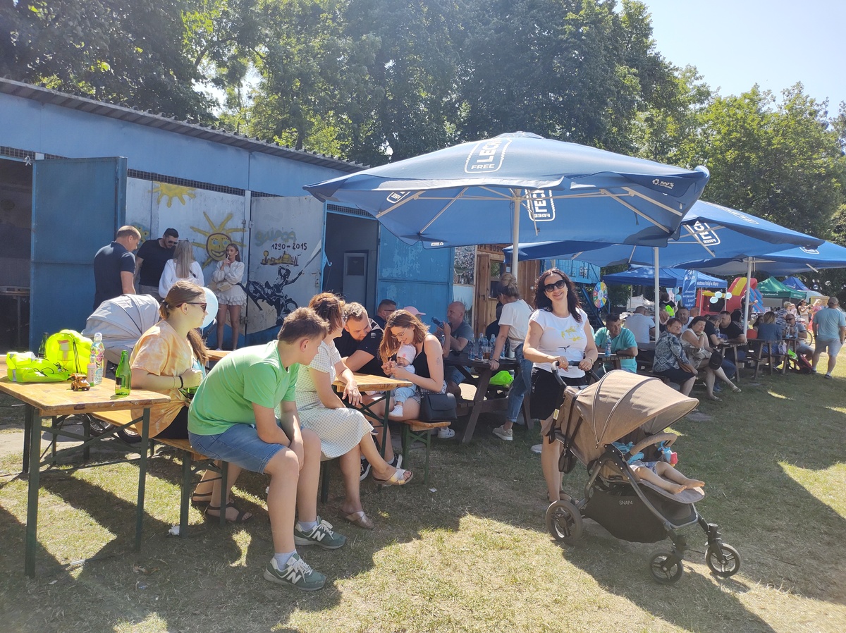 Policyjne świętowanie nad jeziorem