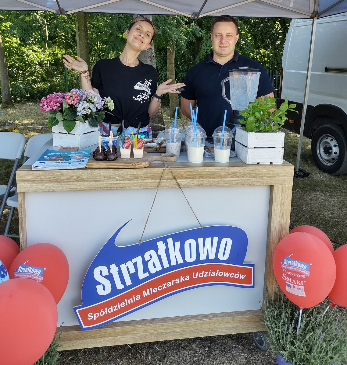 Policyjne świętowanie nad jeziorem