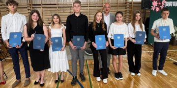 Zakończyli rok w słupeckim ogólniaku. Otrzymali stypendia starosty