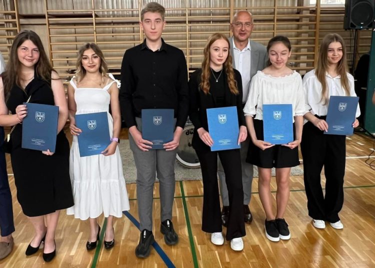 Zakończyli rok w słupeckim ogólniaku. Otrzymali stypendia starosty