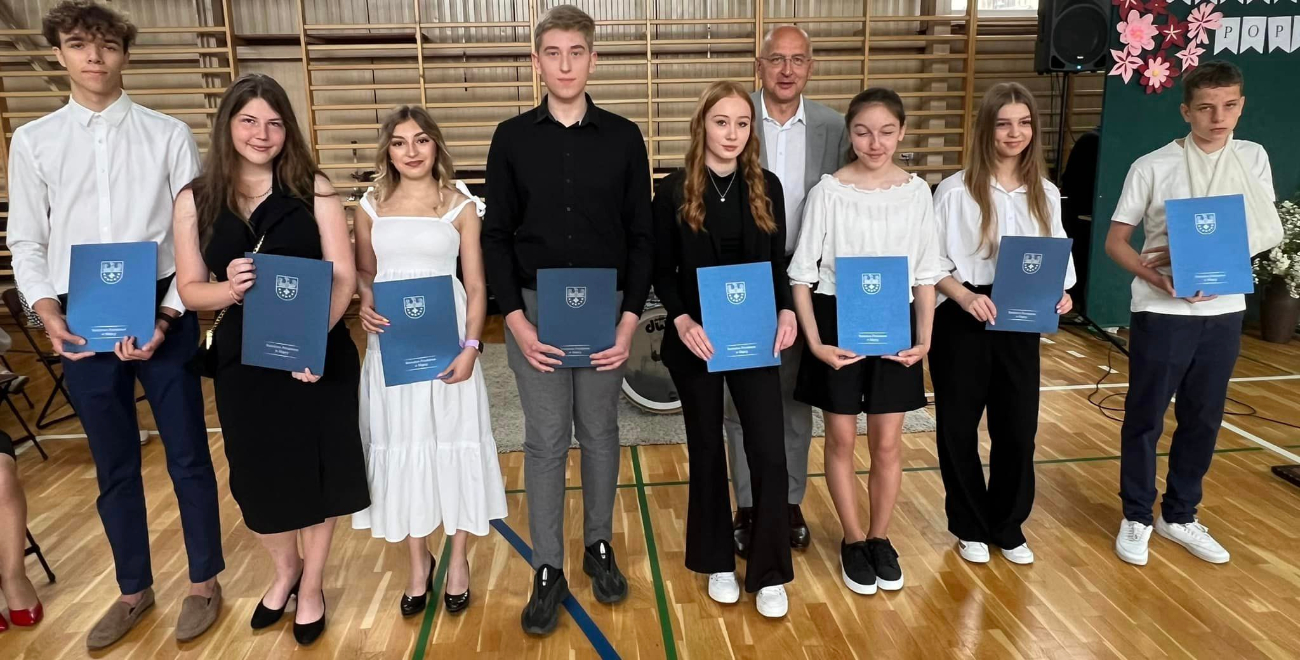 Zakończyli rok w słupeckim ogólniaku. Otrzymali stypendia starosty