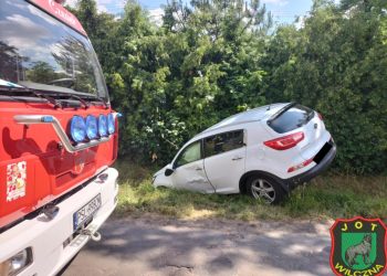 Wypadek w Cieninie. Auto wpadło do rowu