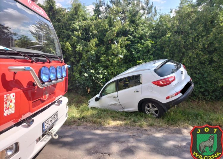 Wypadek w Cieninie. Auto wpadło do rowu