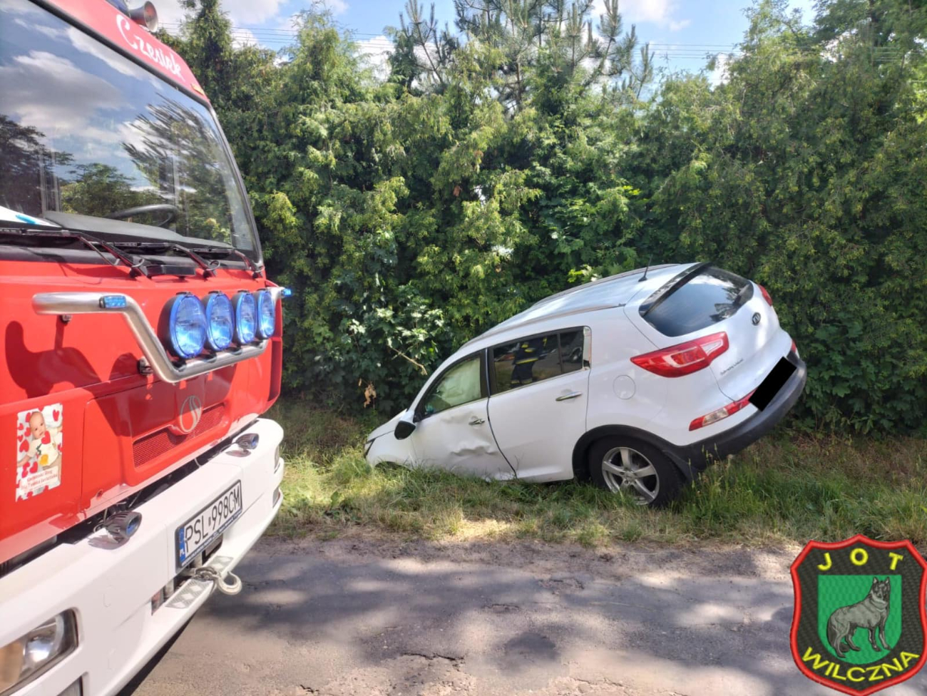 Wypadek w Cieninie. Auto wpadło do rowu