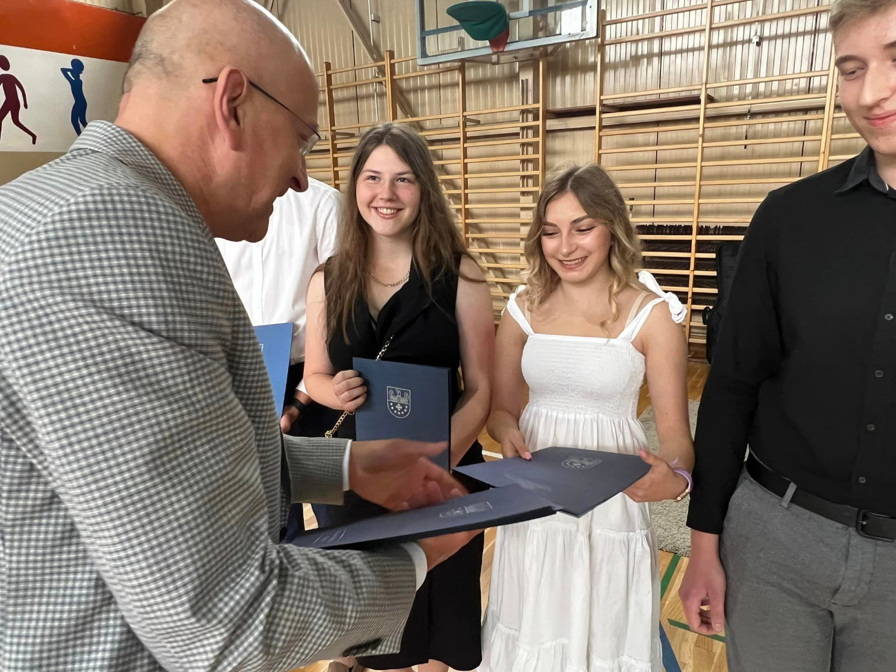 Zakończyli rok w słupeckim ogólniaku. Otrzymali stypendia starosty