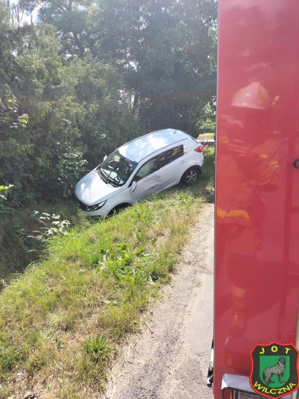 Wypadek w Cieninie. Auto wpadło do rowu