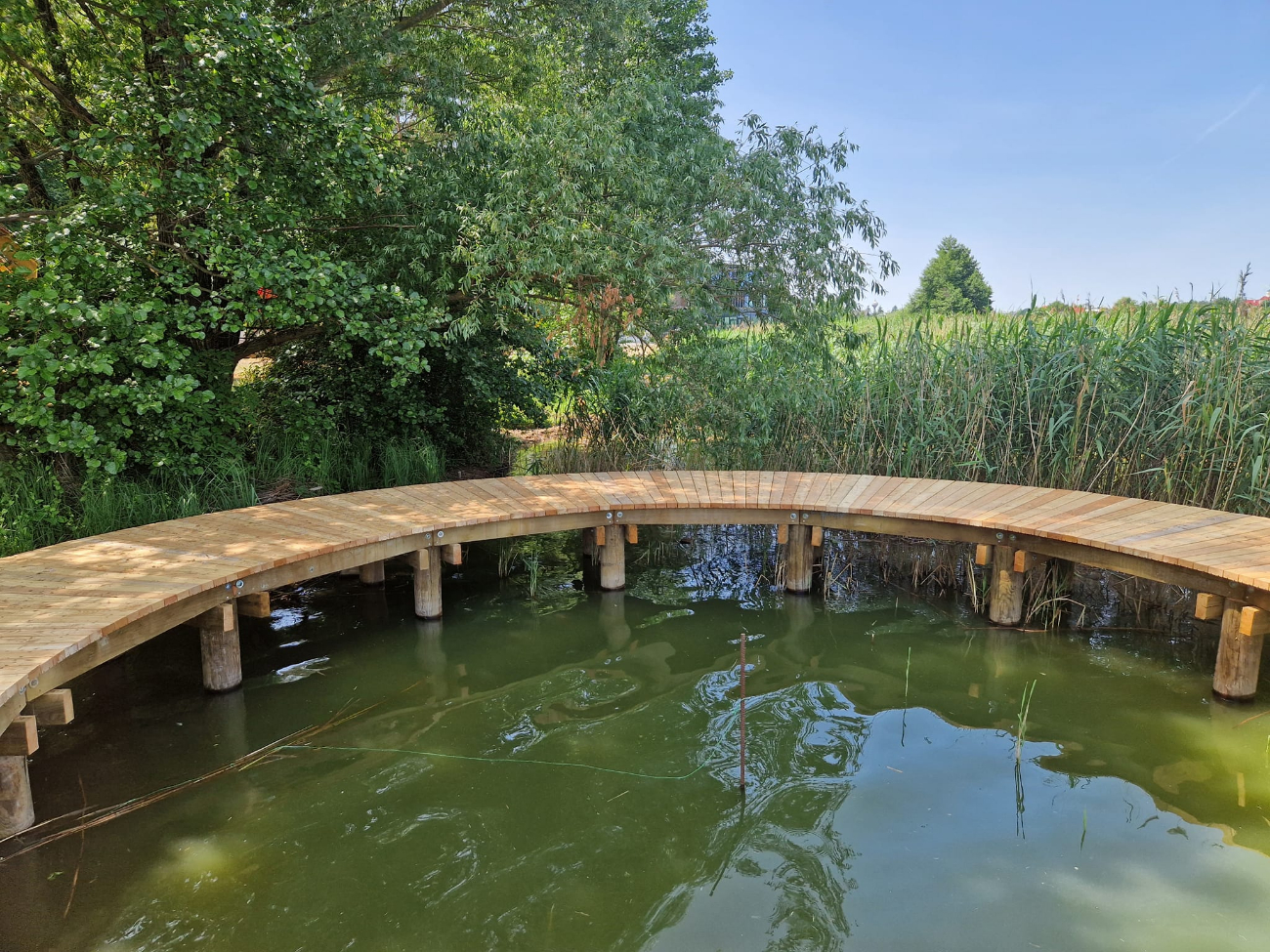 Zmiany nad Jeziorem Słupeckim. Kolejny ciekawy pomost gotowy