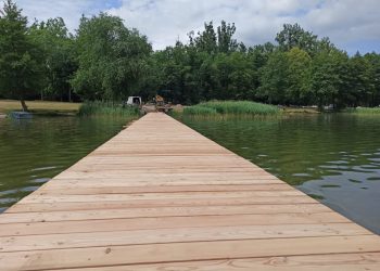 Pomost do kopca nabiera kształtu. Zobacz zdjęcia