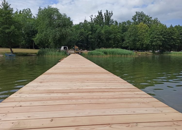 Pomost do kopca nabiera kształtu. Zobacz zdjęcia