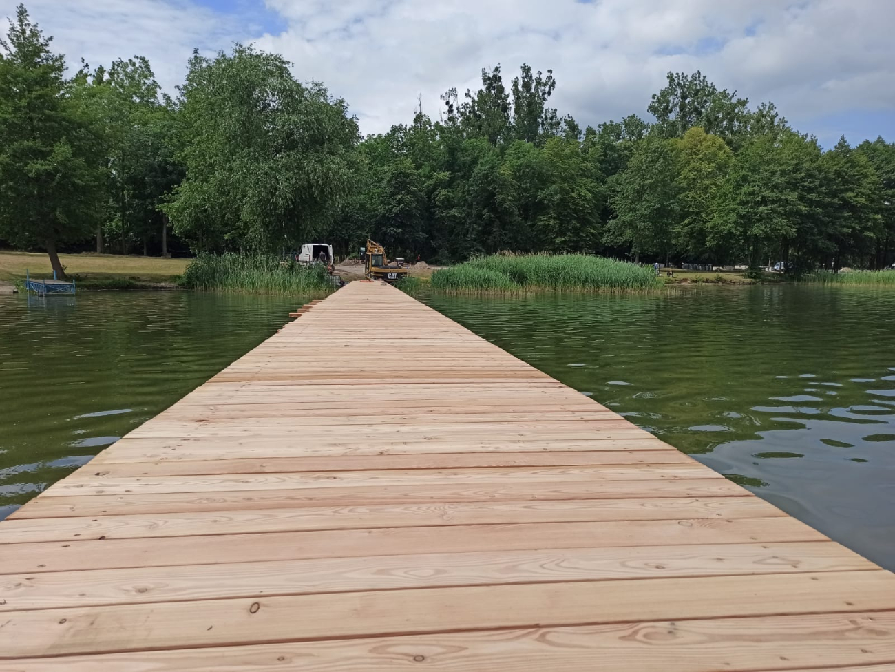 Pomost do kopca nabiera kształtu. Zobacz zdjęcia