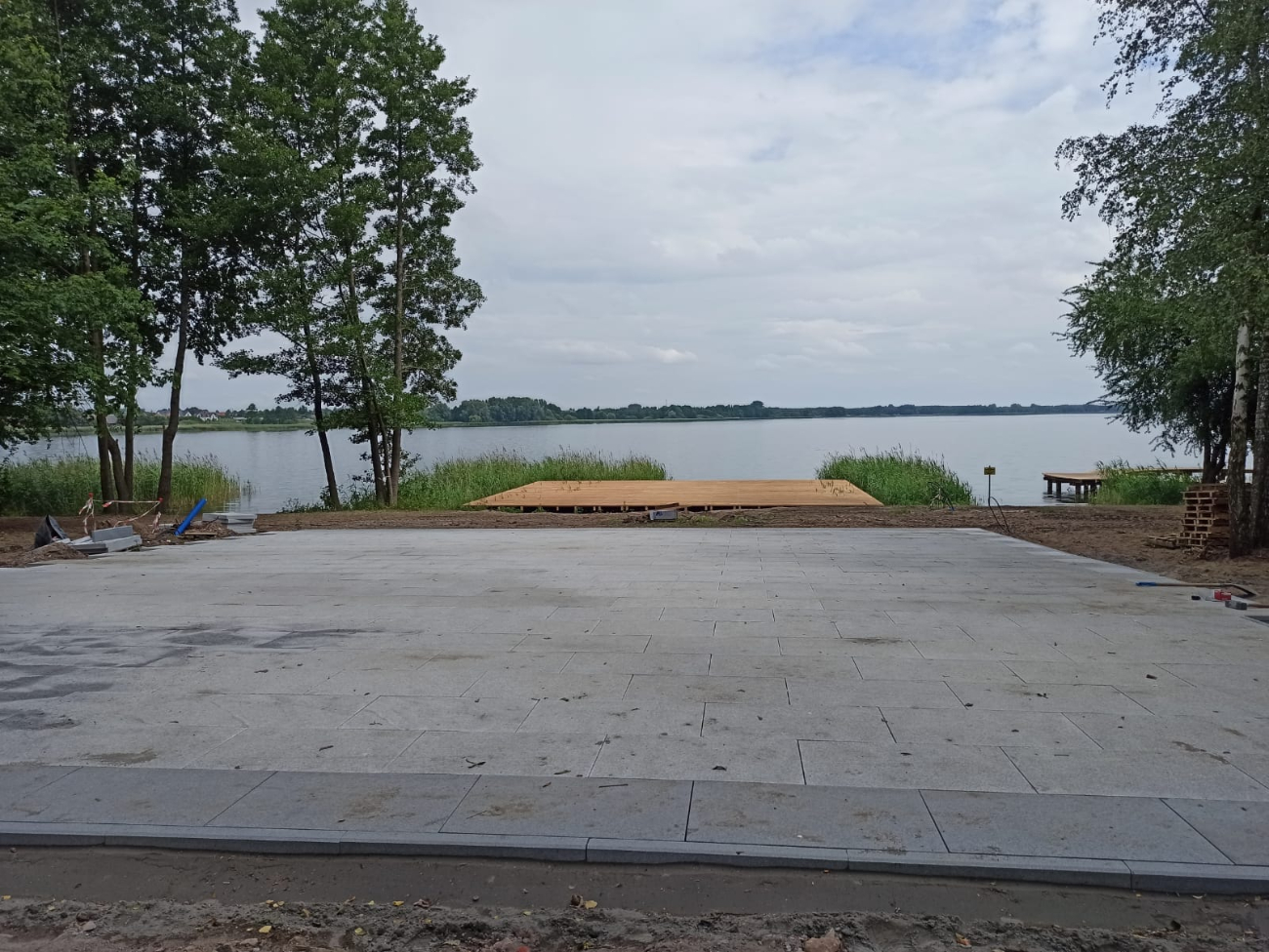 Pomost do kopca nabiera kształtu. Zobacz zdjęcia