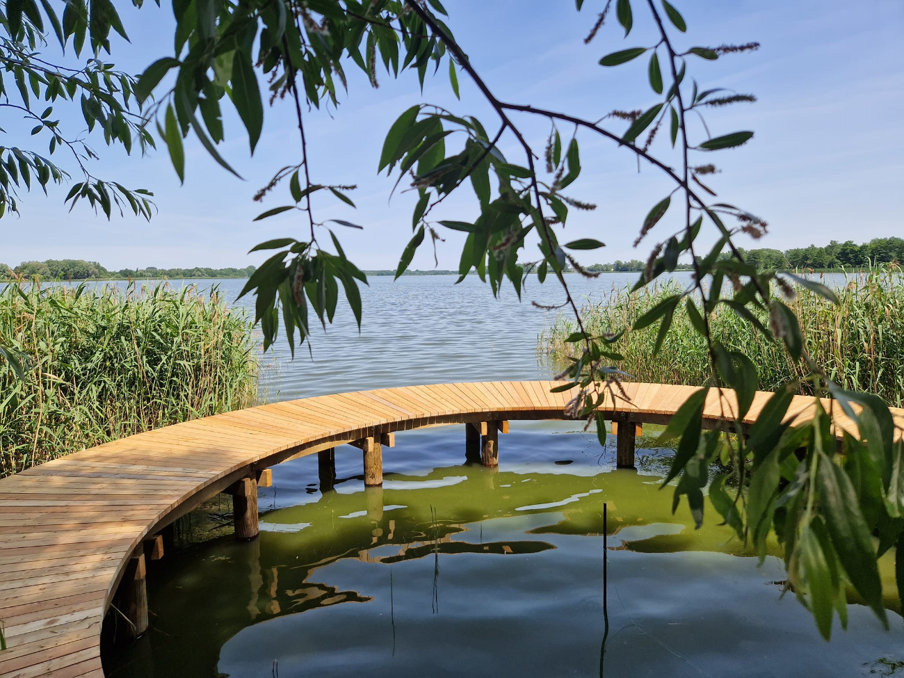 Zmiany nad Jeziorem Słupeckim. Kolejny ciekawy pomost gotowy