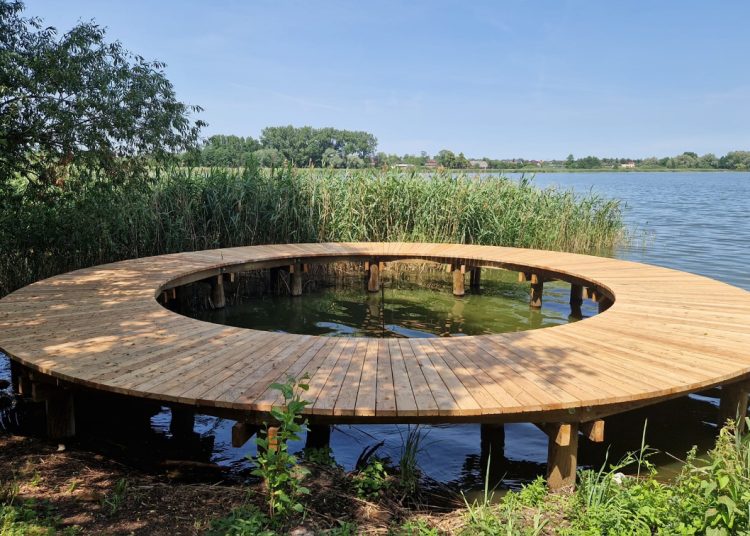 Zmiany nad Jeziorem Słupeckim. Kolejny ciekawy pomost gotowy