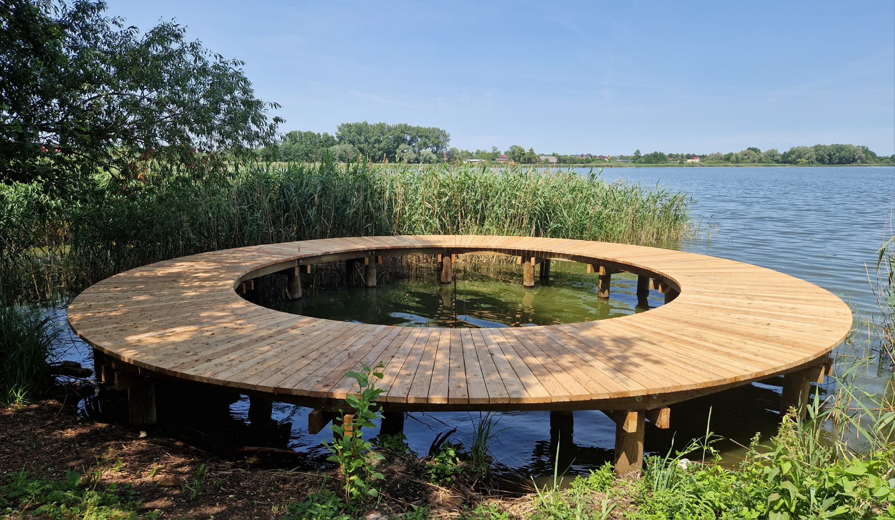 Zmiany nad Jeziorem Słupeckim. Kolejny ciekawy pomost gotowy