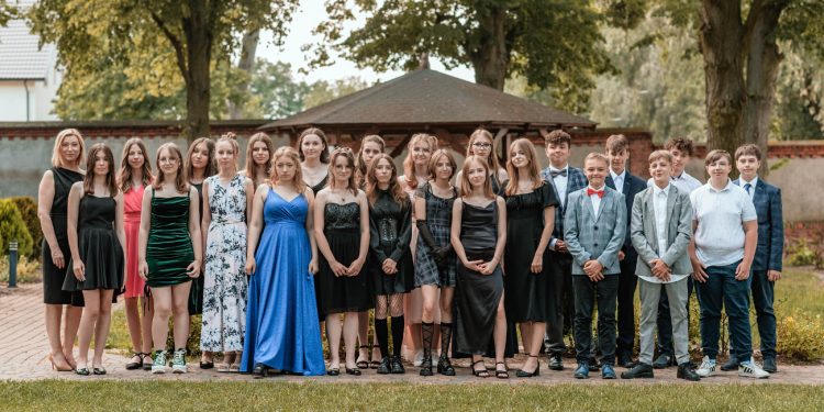 Bal Ósmoklasistów ZDJĘCIA KLASOWE